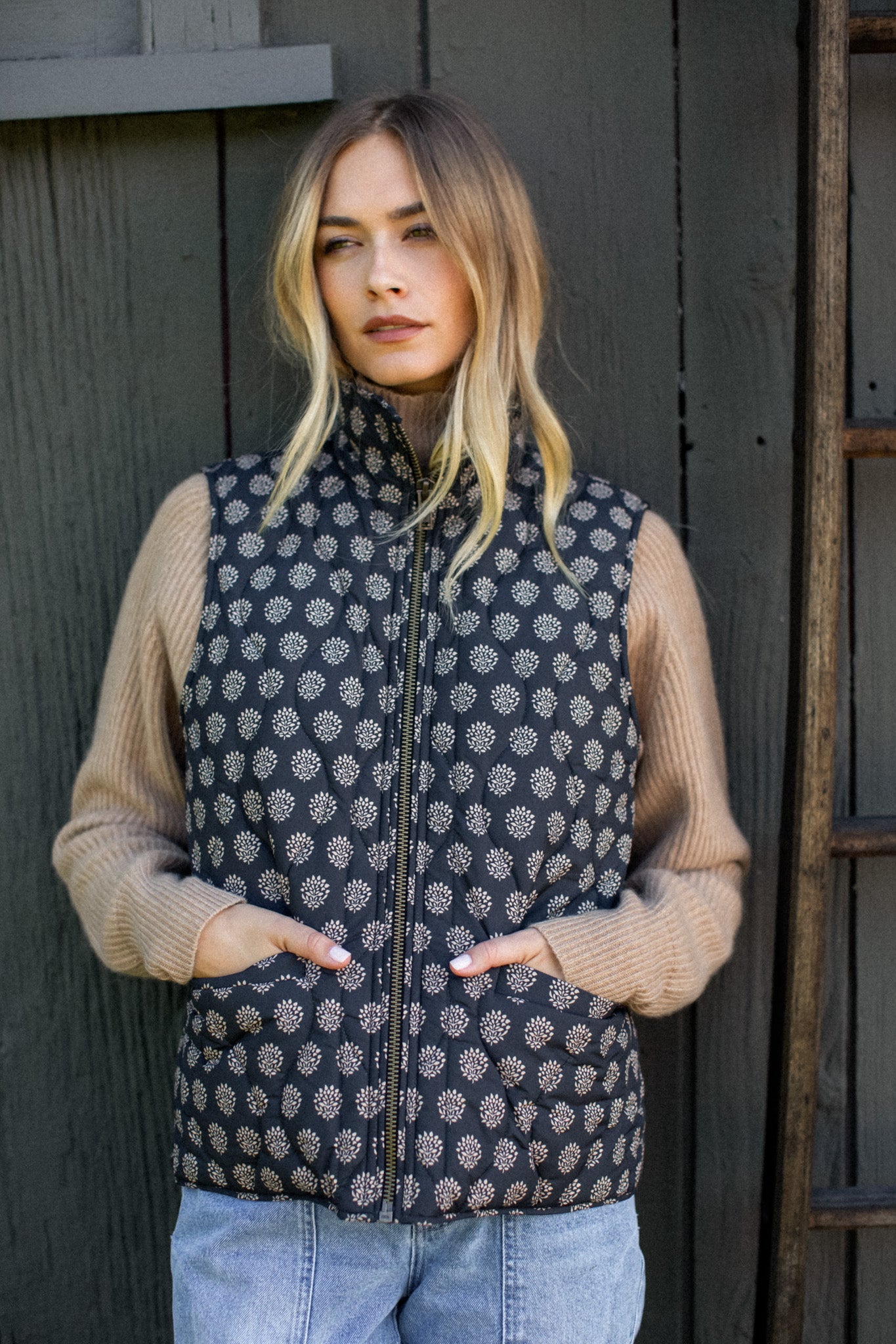 Printed Puffer Vest - Black Mini Meadow
