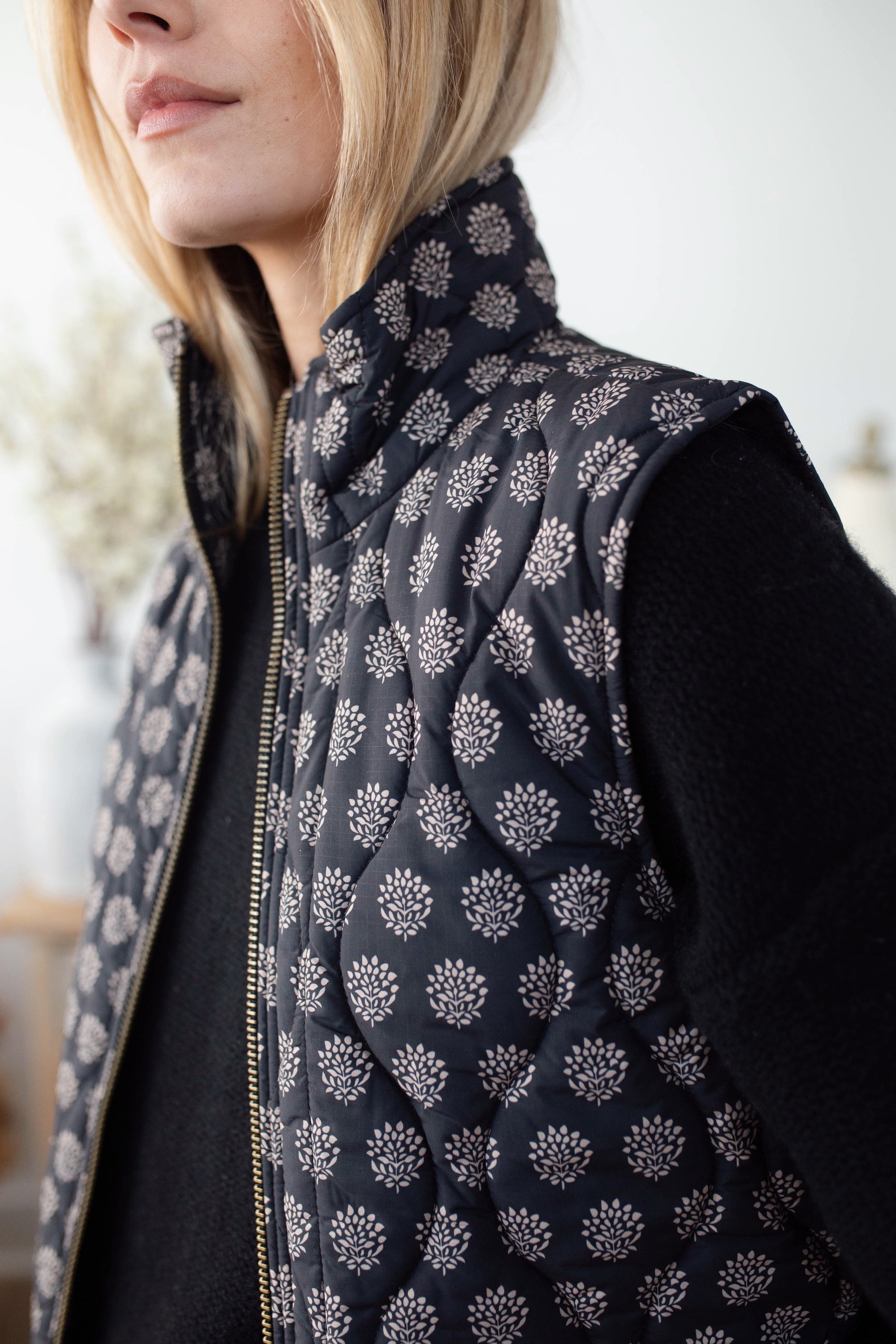 Printed Puffer Vest - Black Mini Meadow