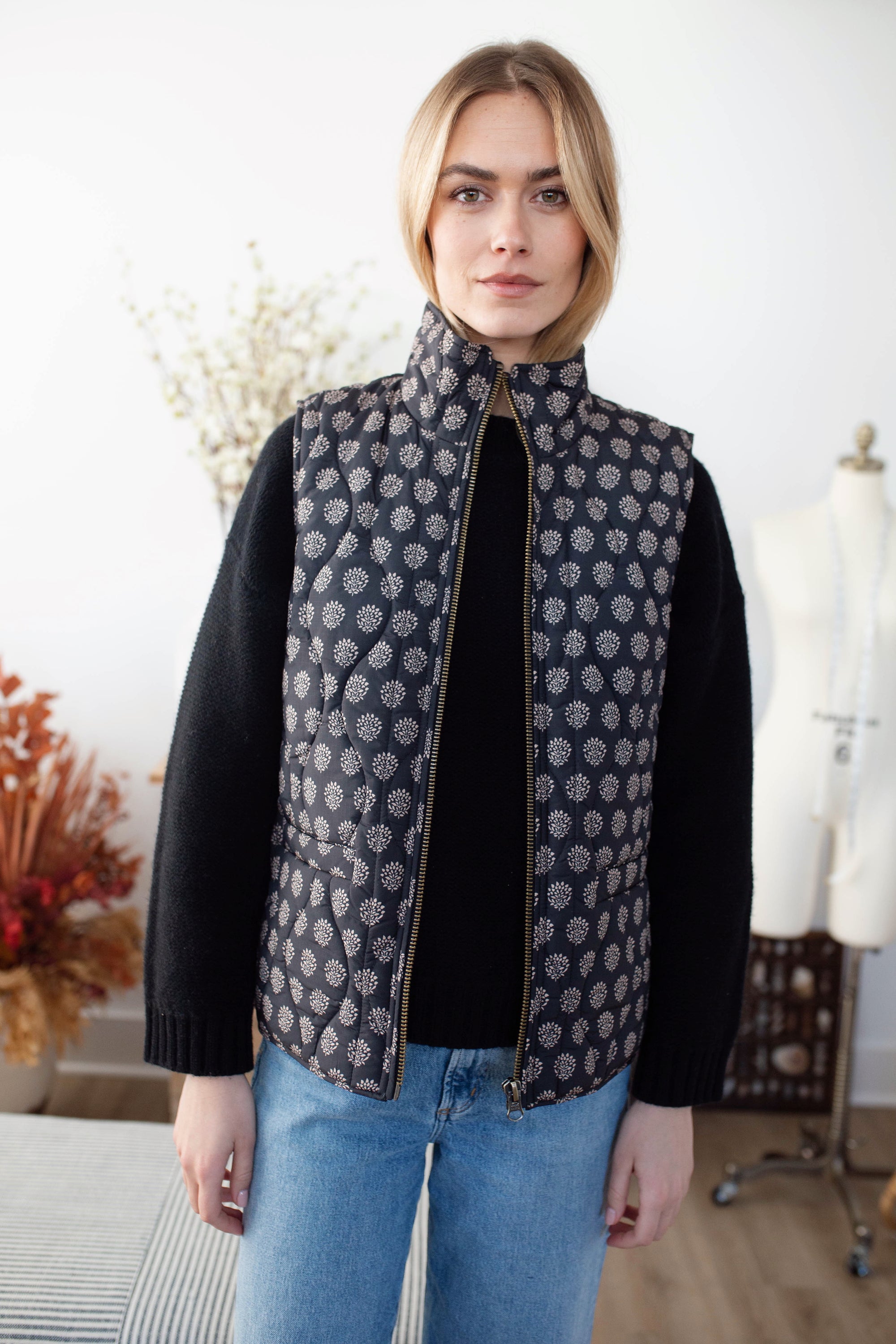 Printed Puffer Vest - Black Mini Meadow