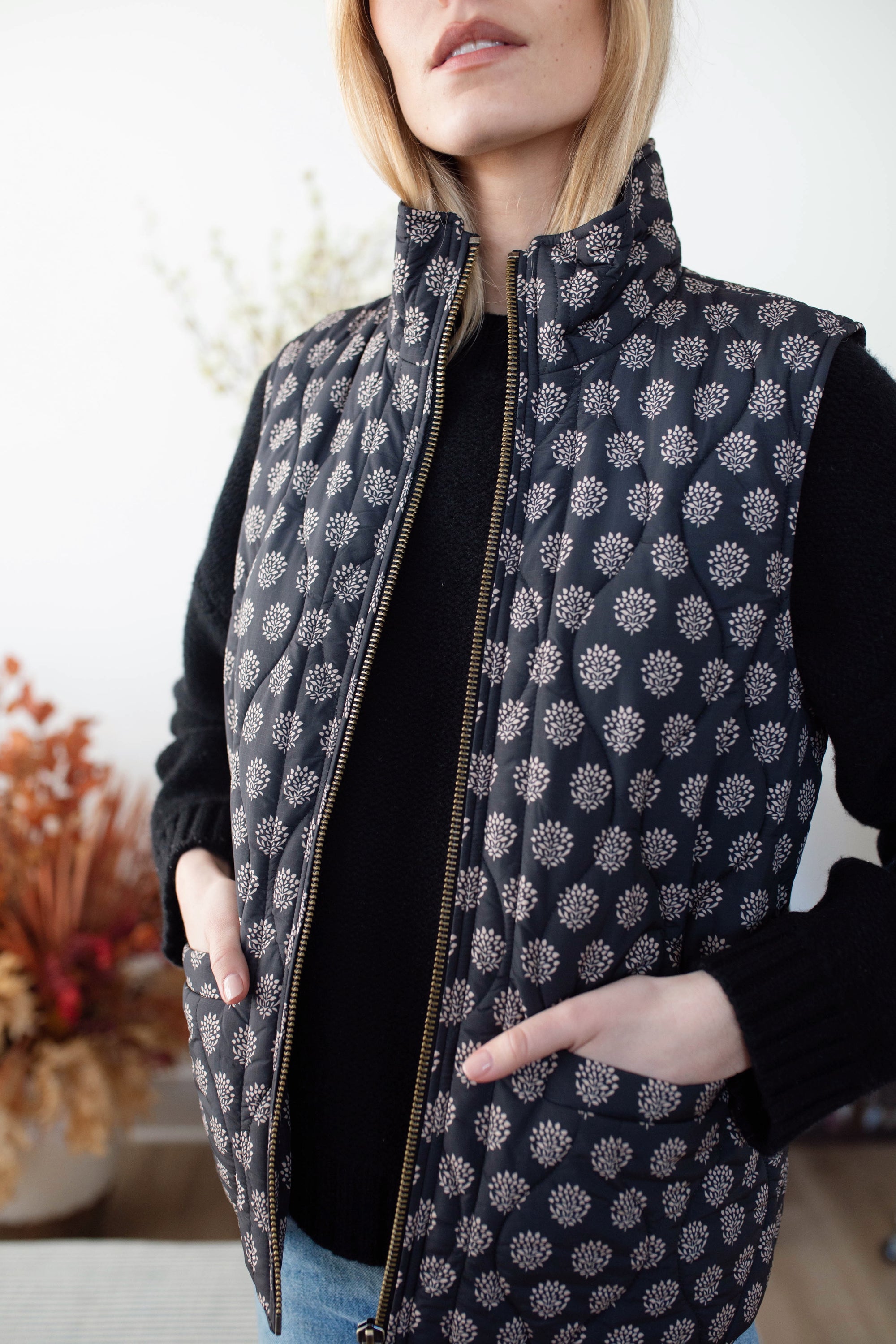 Printed Puffer Vest - Black Mini Meadow