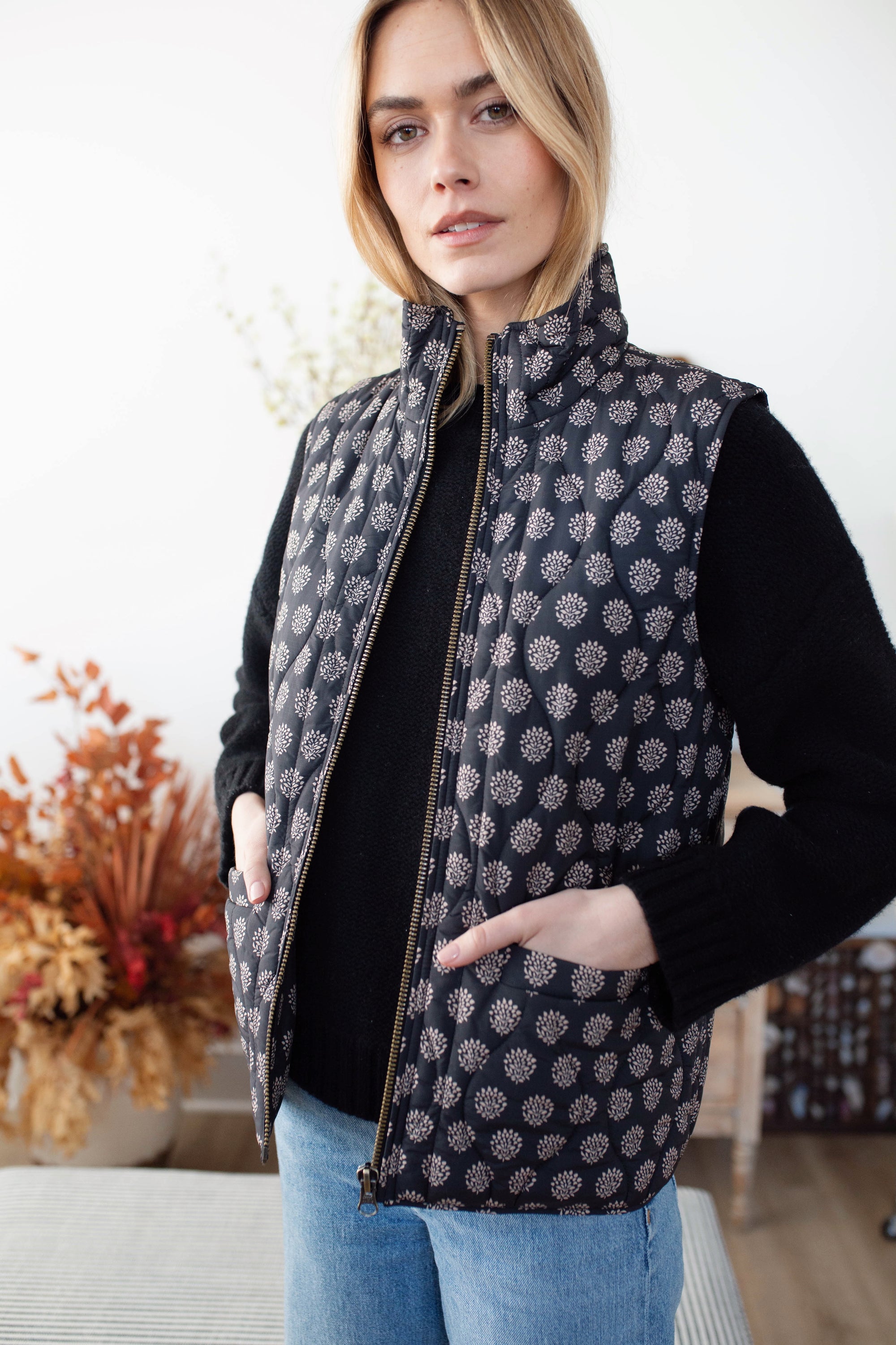 Printed Puffer Vest - Black Mini Meadow