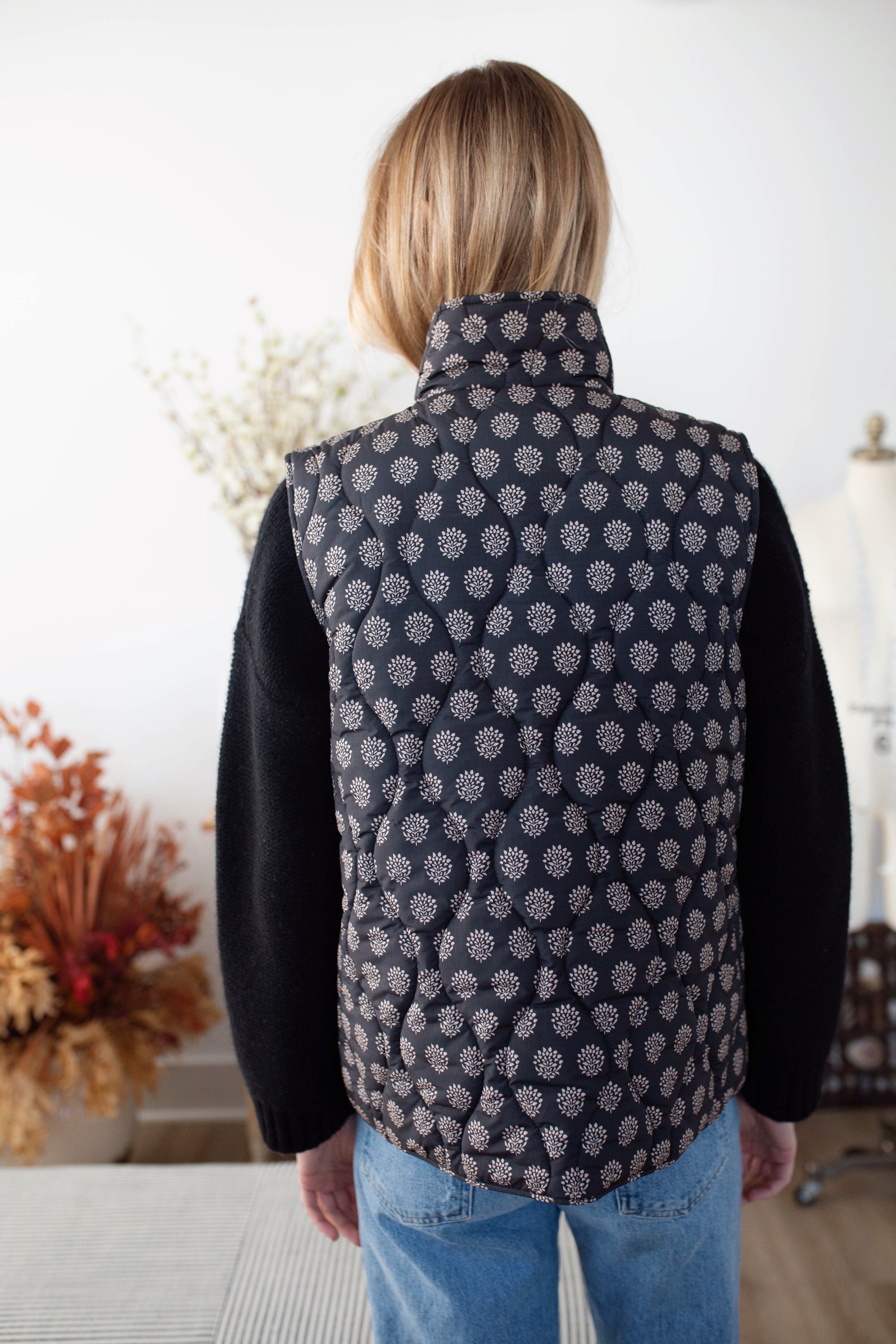 Printed Puffer Vest - Black Mini Meadow