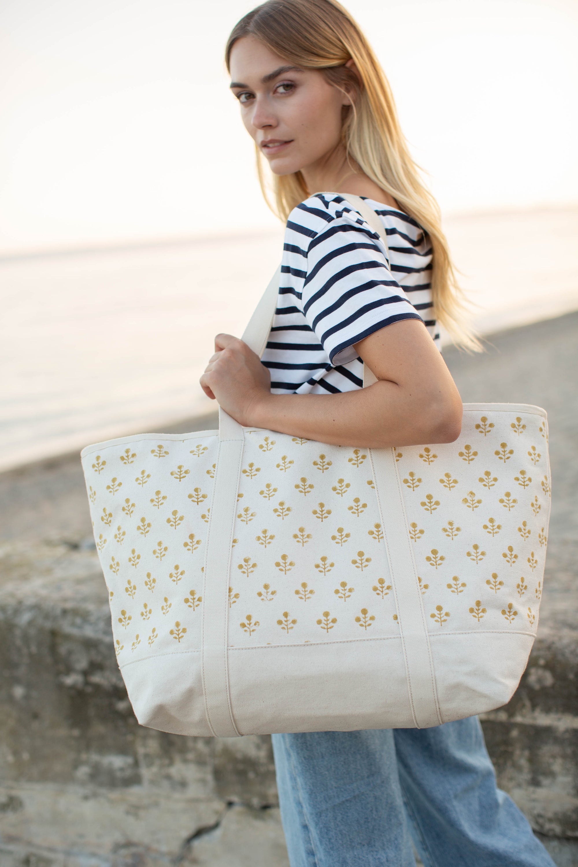 Marea Flower Canvas Weekender