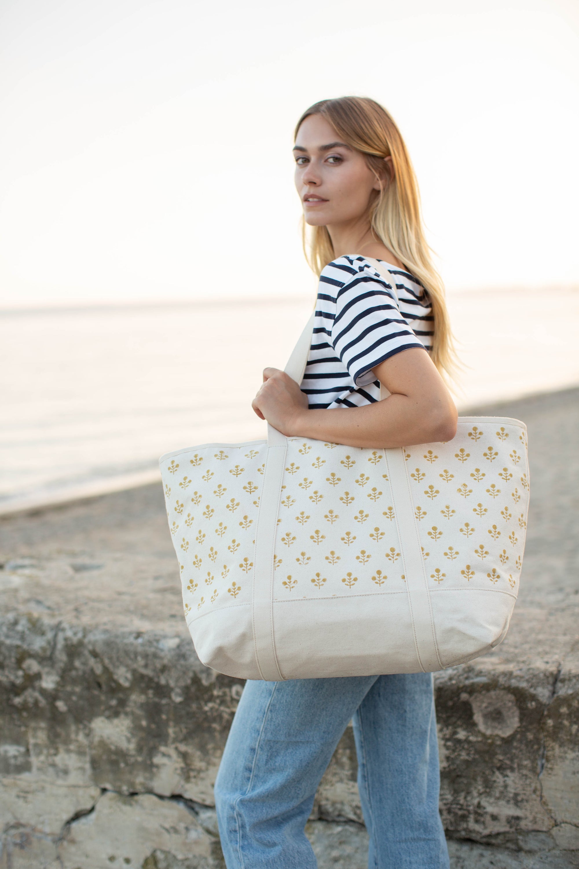 Marea Flower Canvas Weekender