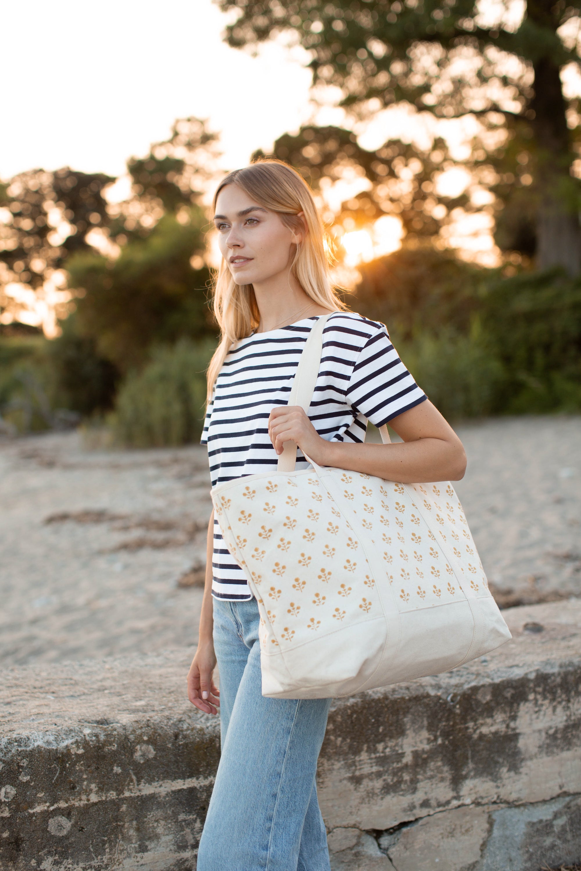 Marea Flower Canvas Weekender